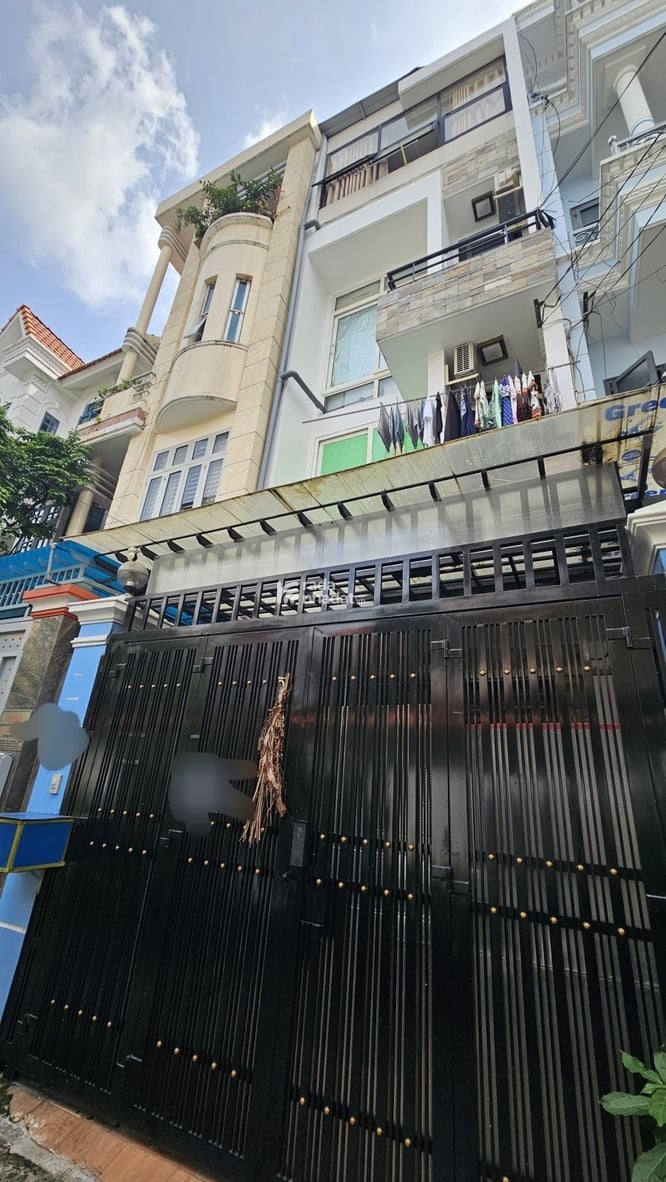 Nhà Hoàng Việt, Út Tịch, Tân Bình, 4m x 15.5m, 4 tầng, 14 tỷ.