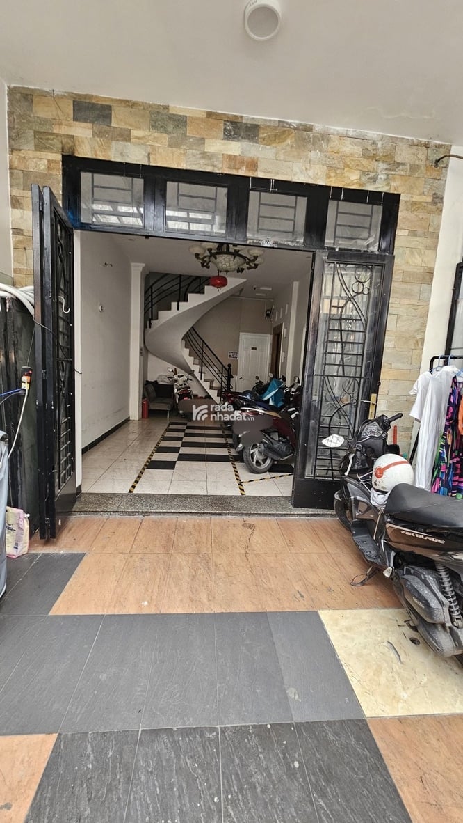 Nhà Hoàng Việt, Út Tịch, Tân Bình, 4m x 15.5m, 4 tầng, 14 tỷ.