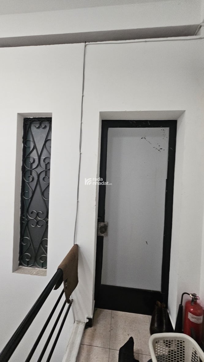 Nhà Hoàng Việt, Út Tịch, Tân Bình, 4m x 15.5m, 4 tầng, 14 tỷ.