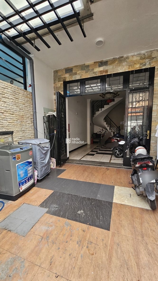 Nhà Hoàng Việt, Út Tịch, Tân Bình, 4m x 15.5m, 4 tầng, 14 tỷ.