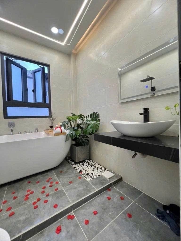 SOS! Bán Nhà ngay đường Võ Văn Kiệt, phường 5, Quận 5, hẻm xe hơi 5m, 2 tầng tặng nội thất