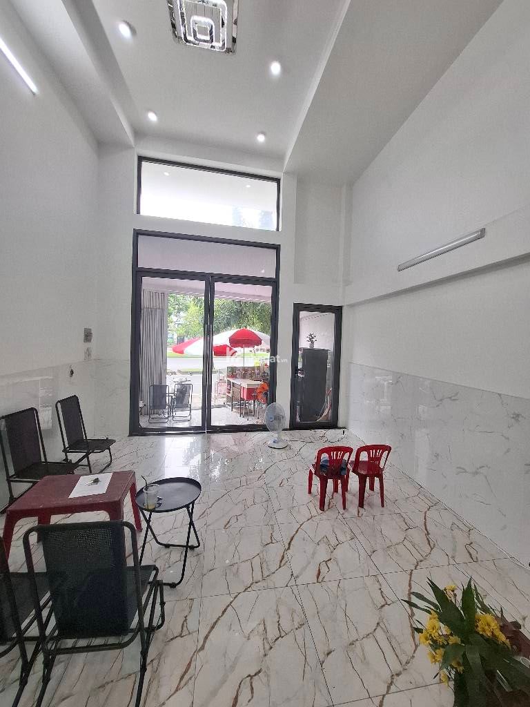  Kết cấu: Số tầng: 5 (gồm 1 trệt, lửng, 2 lầu, ban công, sân thượng,...) đúc BTCT