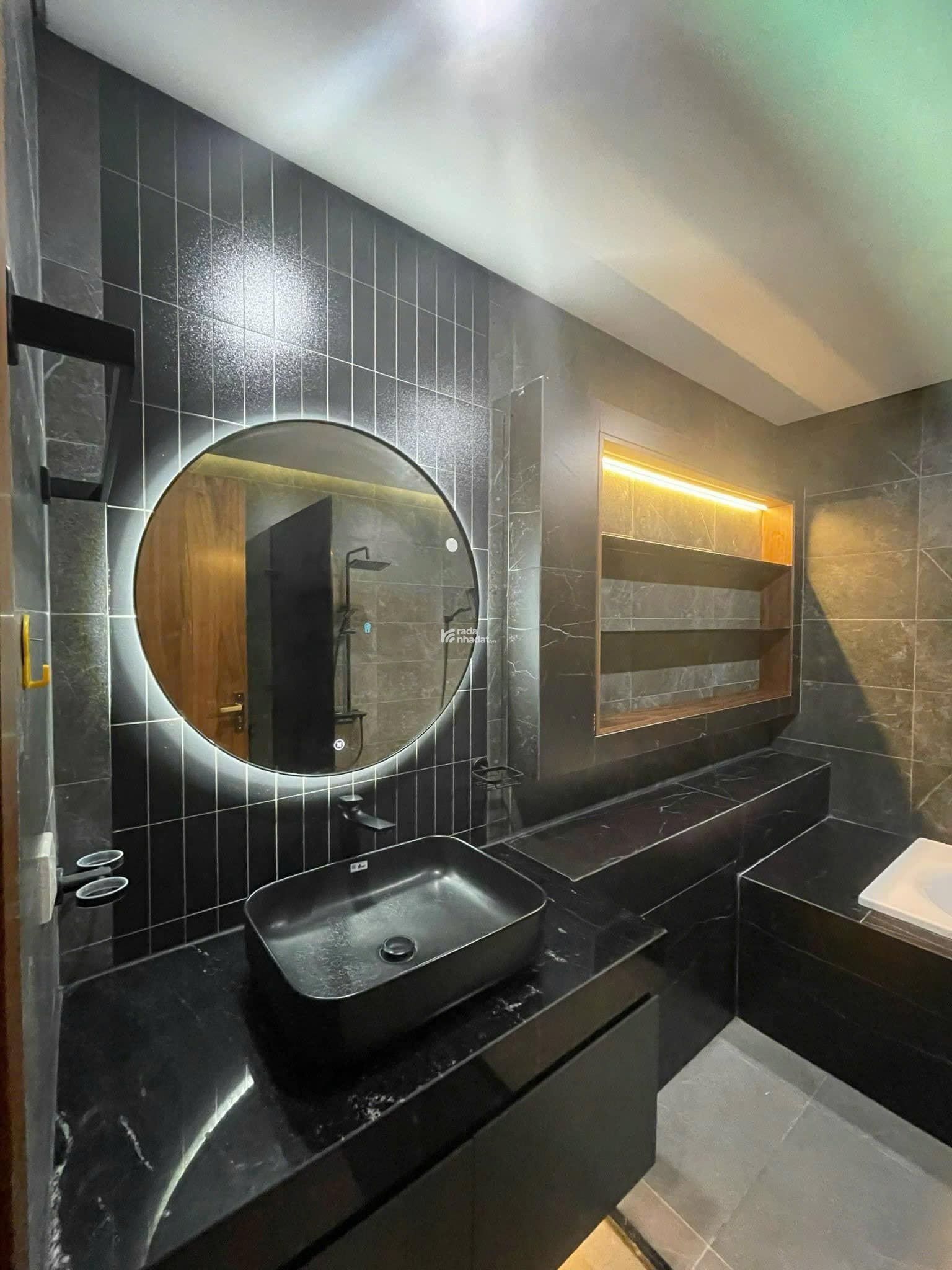 Bán căn góc 3 p.ngủ 146m2 ban công Đông Nam, sổ đỏslot ôtô tại Comatce Tower 61 Ngụy Như Kon Tum