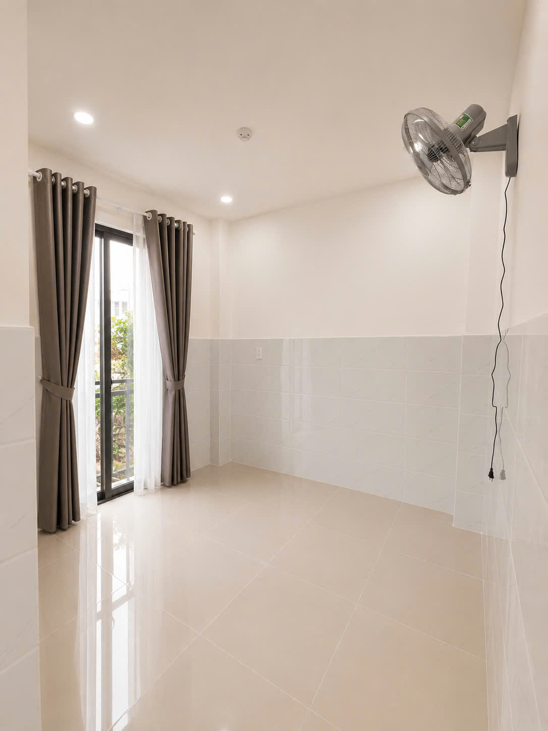 Bán CHDV cho thuê 105tr/th hẻm xe hơi gần Bùi Đình Túy. Sát chợ Bà Chiểu NT Hàng Xanh 8x19