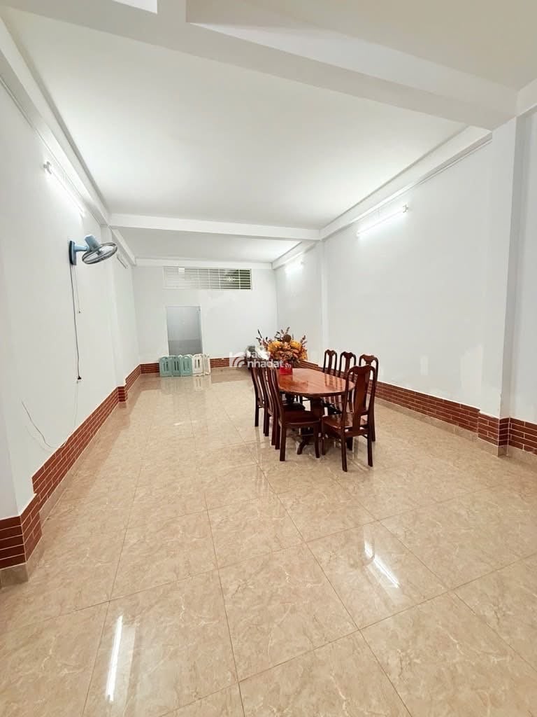 Nhà đẹp Lạc Long Quân – 108m2 – ô tô đậu cửa – ngay chợ vải Tân Bình- Chỉ 12.5 tỷ