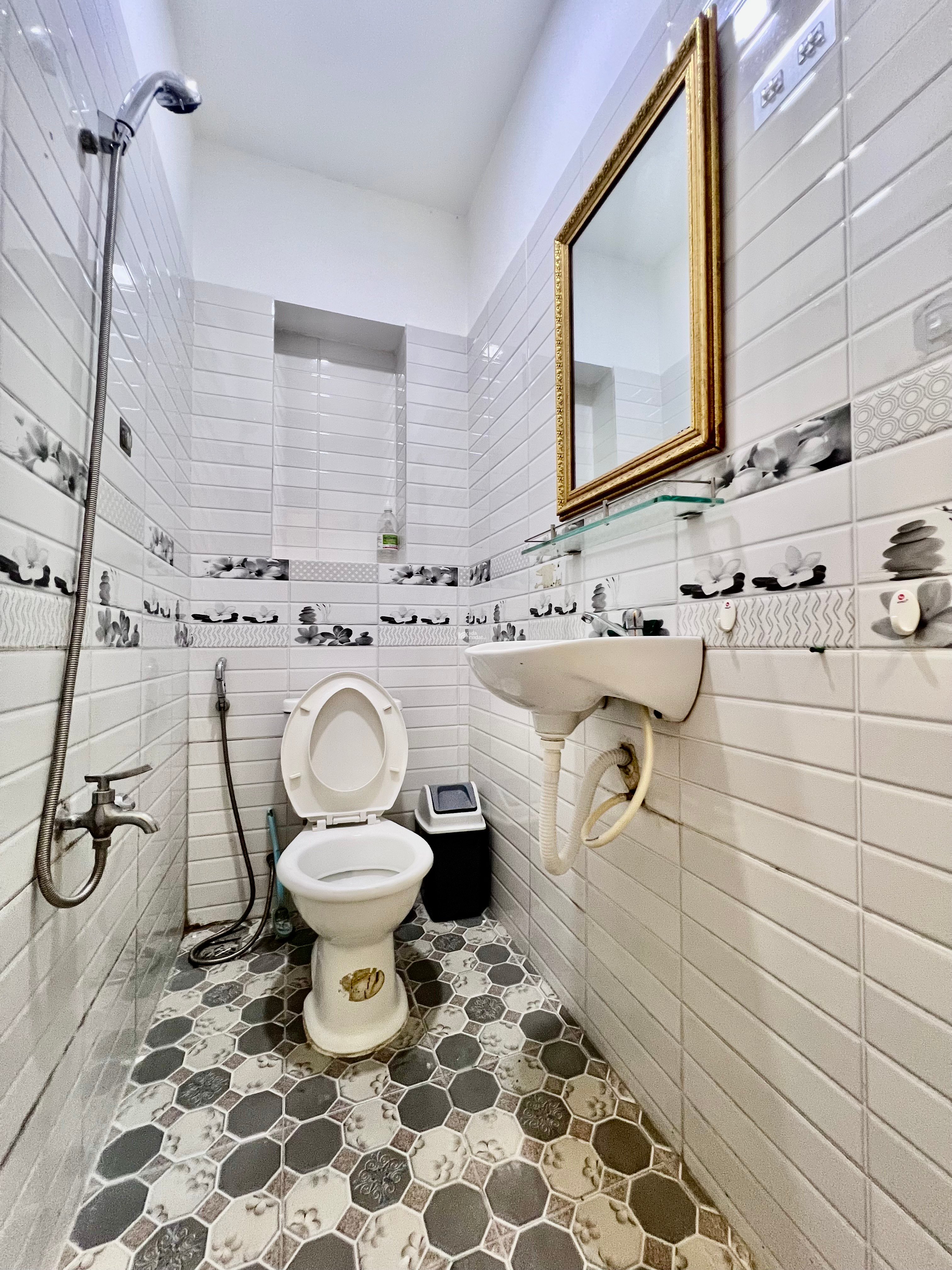 Bán nhà HXH Thích Quảng Đức ngang 4.2m vài bước ra mặt tiền nhà mới 4PN kế bên CA phường