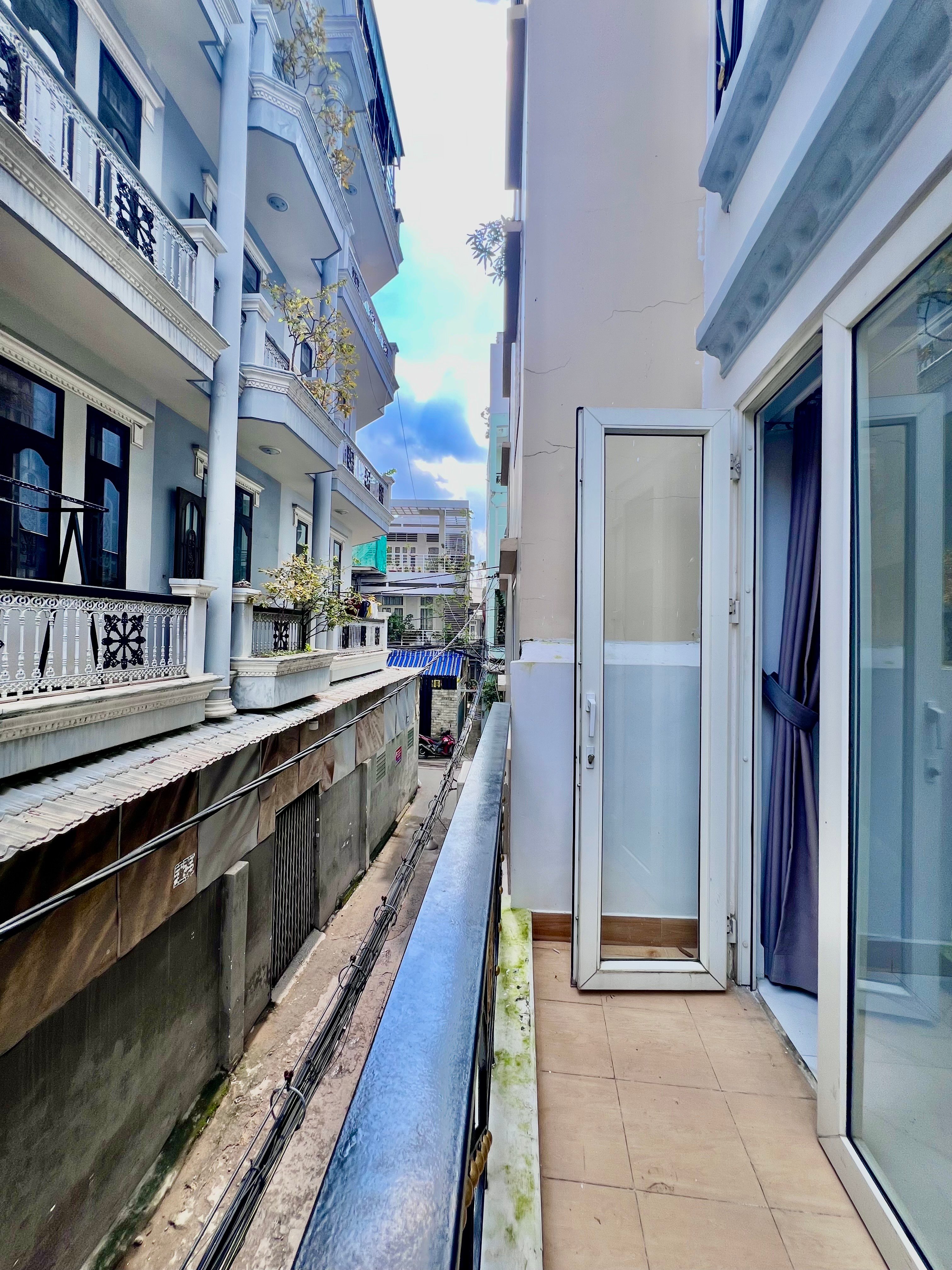 Bán nhà HXH Thích Quảng Đức ngang 4.2m vài bước ra mặt tiền nhà mới 4PN kế bên CA phường