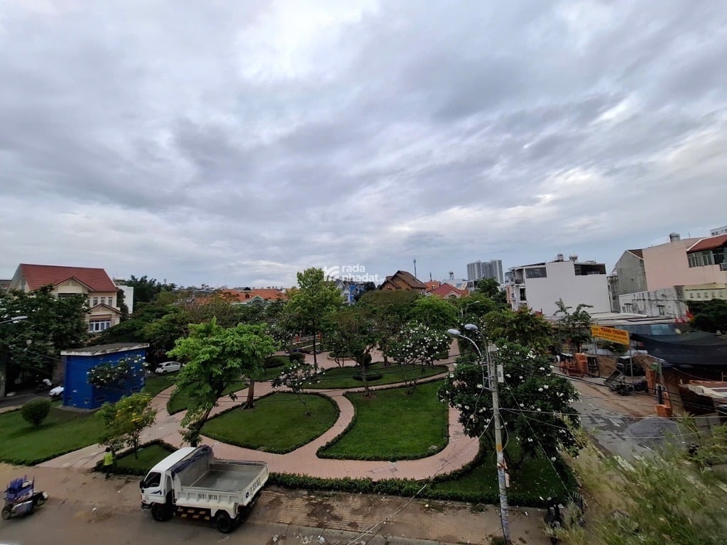 MẶT TIỀN VIEW CÔNG VIÊN – 102M2 – 3 TẦNG BTCT – Ô TÔ VÀO NHÀ – SỔ NỞ HẬU