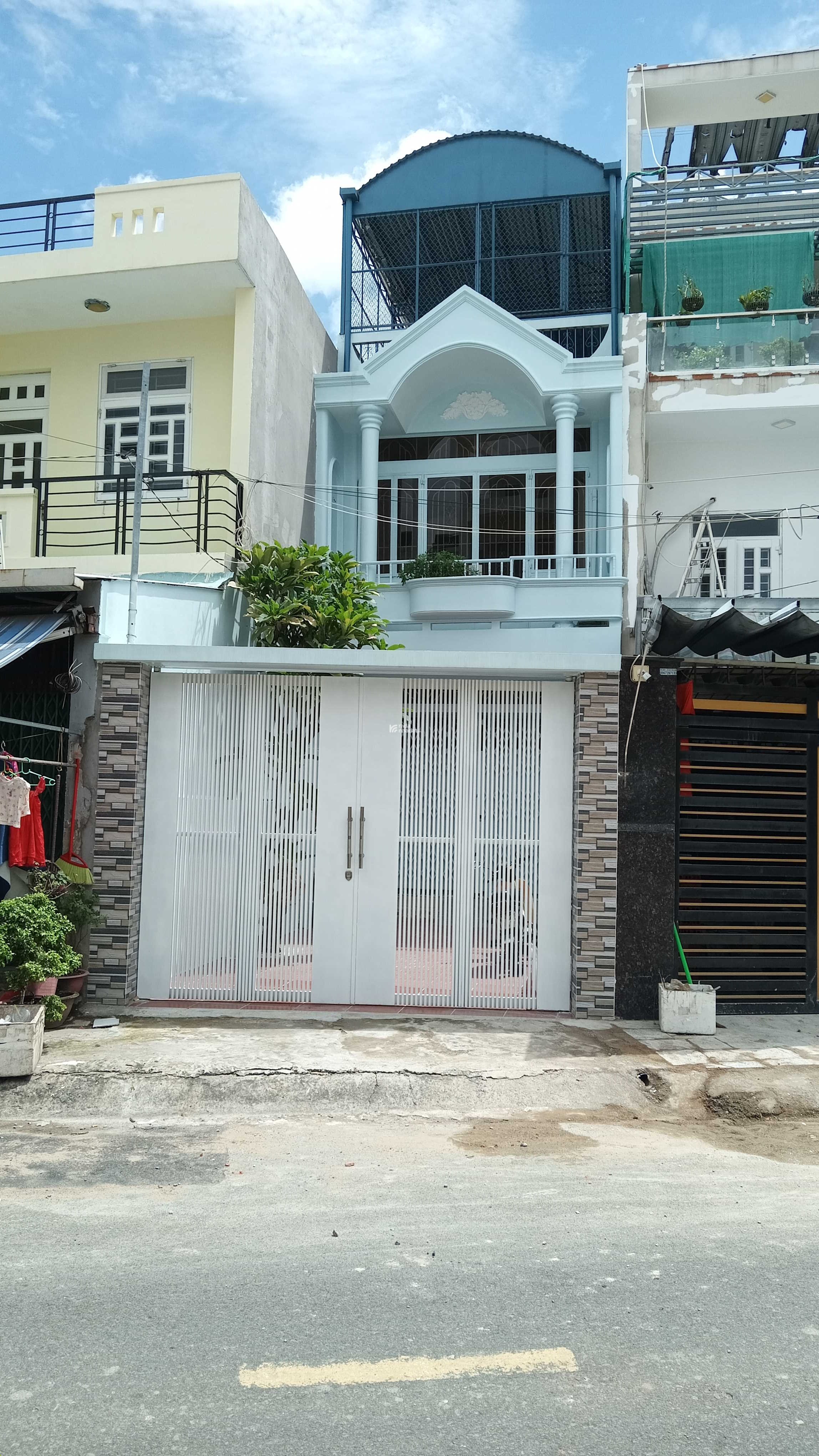 Sát mặt tiền Bình Phú. 1T,1L,1Th. Sân rộng để xe hơi, mới sơn sửa