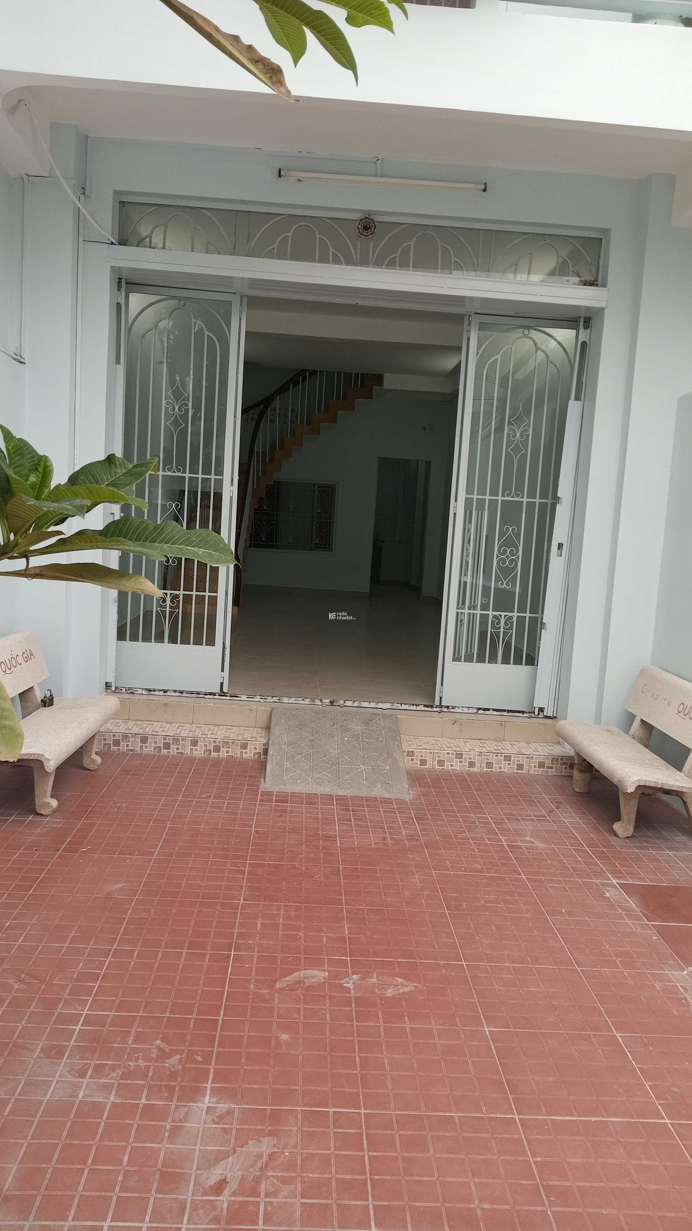 Sát mặt tiền Bình Phú. 1T,1L,1Th. Sân rộng để xe hơi, mới sơn sửa