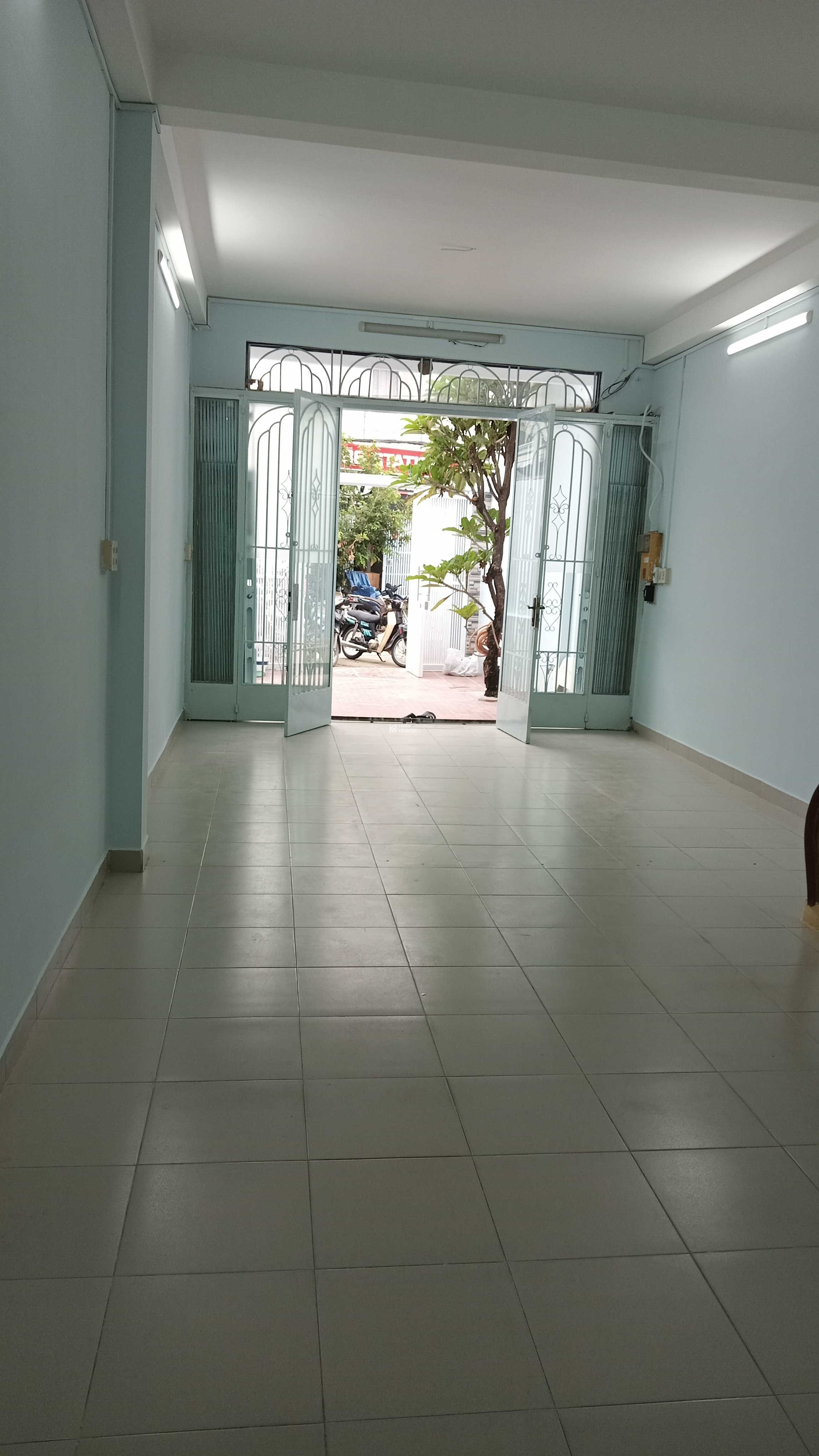 Sát mặt tiền Bình Phú. 1T,1L,1Th. Sân rộng để xe hơi, mới sơn sửa