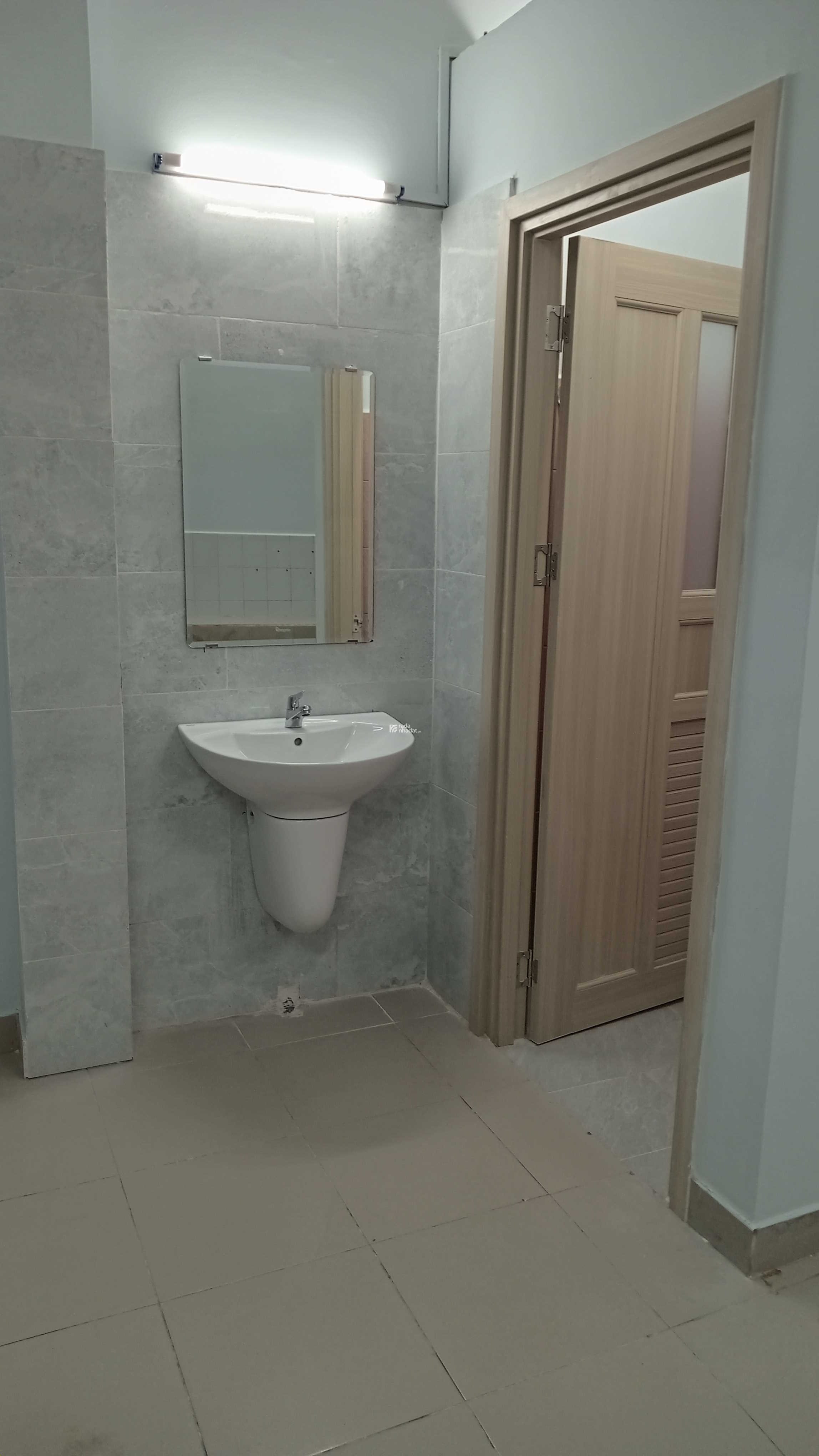 Sát mặt tiền Bình Phú. 1T,1L,1Th. Sân rộng để xe hơi, mới sơn sửa