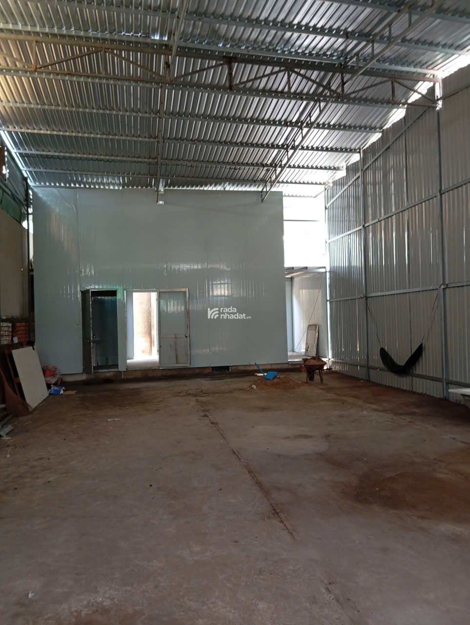 Cho thuê nhà xưởng 200m2 Mặt tiền Lê văn việt Q9 - giá 16triệu/1 tháng