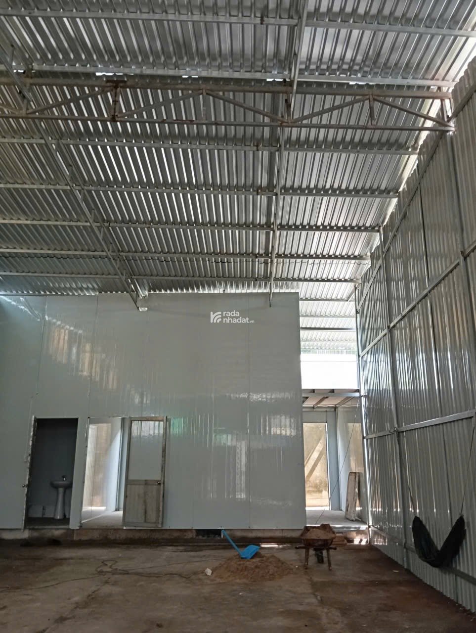 Cho thuê nhà xưởng 200m2 Mặt tiền Lê văn việt Q9 - giá 16triệu/1 tháng