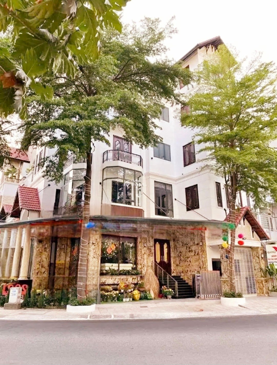 BÁN BIỆT THỰ MẶT TIỀN LÔ GÓC 5 TẦNG 200M2 -NGAG HƠN 10M - ĐƯỜNG TÂN SƠN NHÌ - CHỈ 3XT