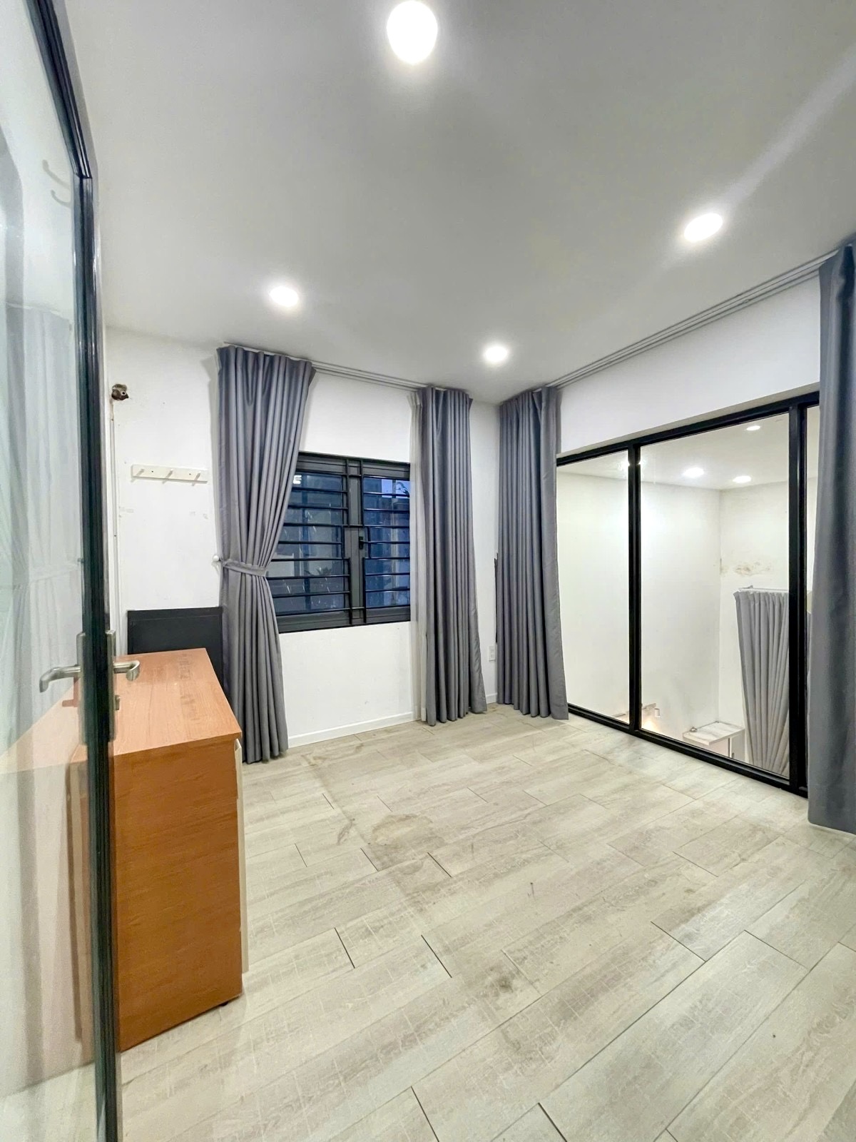 Bán nhà Tân Phú giá rẻ 1/ sát mặt tiền 5x12 3 phòng ngủ nhích 5 tỷ xíu xiu