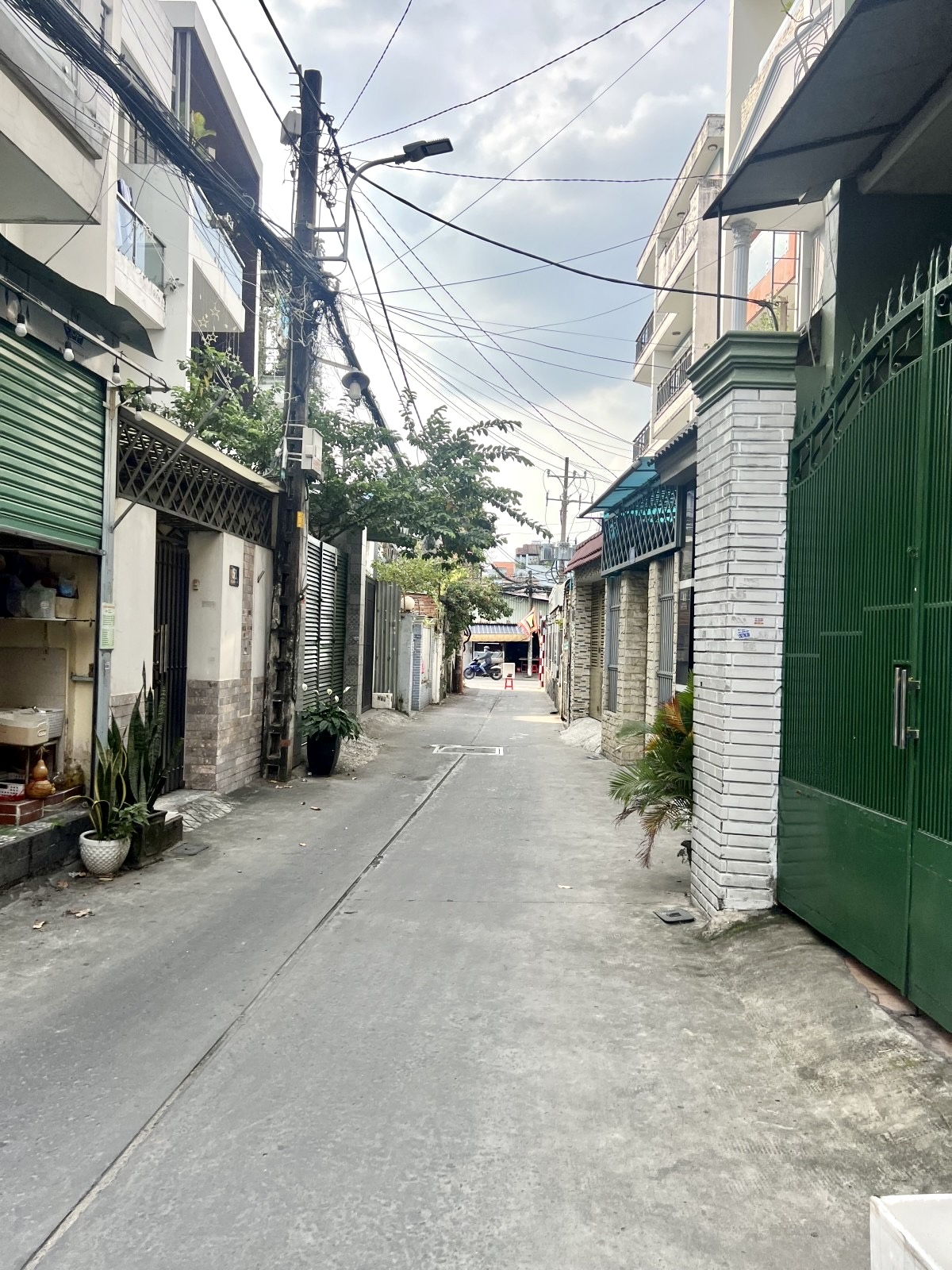 Bán nhà Tân Phú giá rẻ 1/ sát mặt tiền 5x12 3 phòng ngủ nhích 5 tỷ xíu xiu